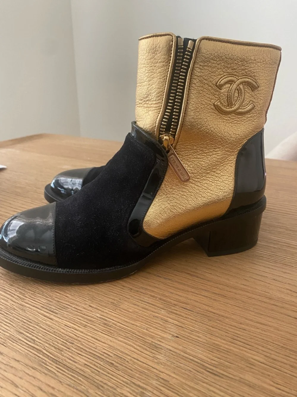 Chanel metallic gold and black booties 2018 collection - Picture 4 of 8